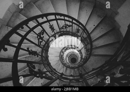 Schwarz-weißes Foto einer Wendeltreppe in einem alten Haus Stockfoto