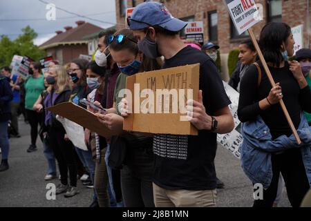 Seattle, WA, USA. 14.. Mai 2022. Unterstützer & Aktivisten marschieren bei der Abtreibungsrechtskundgebung. Sie protestieren gegen den Inhalt des durchgesickerten Entwurfs des Obersten Gerichtshofs, der die mögliche Umgehung von Roe v. Wade hervorhebt, was den Zugang zu Abtreibungen in einigen Staaten einschränken wird. Zu den teilnehmenden Organisationen gehören Rise Up 4 Abtreibungsrechte und Socialist Alternative Seattle. Viele Teilnehmer der Kundgebung entscheiden sich dafür, anonym zu bleiben. Kredit: Ananya Mishra/Alamy Live Nachrichten Gutschrift: Ananya Mishra/Alamy Live Nachrichten Stockfoto