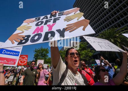 Los Angeles, Kalifornien, USA. 14.. Mai 2022. Abtreibungsrechte Demonstranten, die Schilder halten, nehmen am Samstag, dem 14. Mai 2022 in Los Angeles an der „'Verbote Off Our Bodies Abtreibungsveranstaltung“ Teil. (Bild: © Ringo Chiu/ZUMA Press Wire) Stockfoto