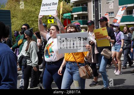 Seattle, WA, USA. 14.. Mai 2022. Unterstützer & Aktivisten marschieren bei der Abtreibungsrechtskundgebung. Sie protestieren gegen den Inhalt des durchgesickerten Entwurfs des Obersten Gerichtshofs, der die mögliche Umgehung von Roe v. Wade hervorhebt, was den Zugang zu Abtreibungen in einigen Staaten einschränken wird. Zu den teilnehmenden Organisationen gehören Rise Up 4 Abtreibungsrechte und Socialist Alternative Seattle. Viele Teilnehmer der Kundgebung entscheiden sich dafür, anonym zu bleiben. Kredit: Ananya Mishra/Alamy Live Nachrichten Gutschrift: Ananya Mishra/Alamy Live Nachrichten Stockfoto