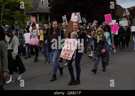 Seattle, WA, USA. 14.. Mai 2022. Unterstützer & Aktivisten marschieren bei der Abtreibungsrechtskundgebung. Sie protestieren gegen den Inhalt des durchgesickerten Entwurfs des Obersten Gerichtshofs, der die mögliche Umgehung von Roe v. Wade hervorhebt, was den Zugang zu Abtreibungen in einigen Staaten einschränken wird. Zu den teilnehmenden Organisationen gehören Rise Up 4 Abtreibungsrechte und Socialist Alternative Seattle. Viele Teilnehmer der Kundgebung entscheiden sich dafür, anonym zu bleiben. Kredit: Ananya Mishra/Alamy Live Nachrichten Gutschrift: Ananya Mishra/Alamy Live Nachrichten Stockfoto