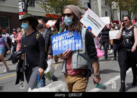 Seattle, WA, USA. 14.. Mai 2022. Unterstützer & Aktivisten marschieren bei der Abtreibungsrechtskundgebung. Sie protestieren gegen den Inhalt des durchgesickerten Entwurfs des Obersten Gerichtshofs, der die mögliche Umgehung von Roe v. Wade hervorhebt, was den Zugang zu Abtreibungen in einigen Staaten einschränken wird. Zu den teilnehmenden Organisationen gehören Rise Up 4 Abtreibungsrechte und Socialist Alternative Seattle. Viele Teilnehmer der Kundgebung entscheiden sich dafür, anonym zu bleiben. Kredit: Ananya Mishra/Alamy Live Nachrichten Gutschrift: Ananya Mishra/Alamy Live Nachrichten Stockfoto