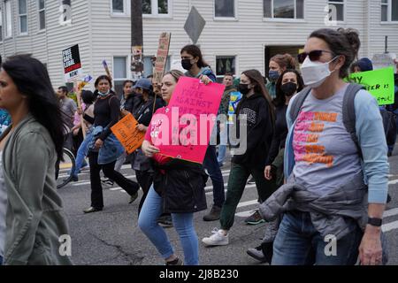 Seattle, WA, USA. 14.. Mai 2022. Unterstützer & Aktivisten marschieren bei der Abtreibungsrechtskundgebung. Sie protestieren gegen den Inhalt des durchgesickerten Entwurfs des Obersten Gerichtshofs, der die mögliche Umgehung von Roe v. Wade hervorhebt, was den Zugang zu Abtreibungen in einigen Staaten einschränken wird. Zu den teilnehmenden Organisationen gehören Rise Up 4 Abtreibungsrechte und Socialist Alternative Seattle. Viele Teilnehmer der Kundgebung entscheiden sich dafür, anonym zu bleiben. Kredit: Ananya Mishra/Alamy Live Nachrichten Gutschrift: Ananya Mishra/Alamy Live Nachrichten Stockfoto