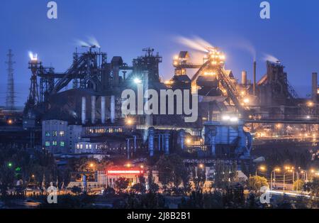 Asovstal in Mariupol, Ukraine vor dem Krieg. Stahlwerk in der Nacht Stockfoto