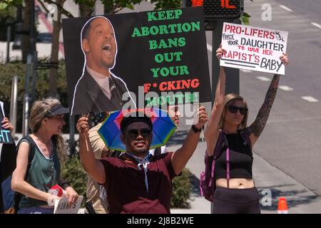 Los Angeles, Kalifornien, USA. 14.. Mai 2022. Abtreibungsrechte Demonstranten, die Schilder halten, nehmen an der „Verbote Off Our Bodies Abtreibung Rally“ in Los Angeles Teil. (Bild: © Ringo Chiu/ZUMA Press Wire) Stockfoto