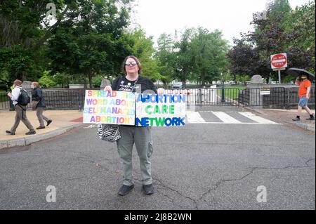 Washington, DC, USA. 14.. Mai 2022. Demonstranten, die sich für Wahlfreiheit und für das Leben eingesetzt haben, versammeln sich am 14. Mai 2022 vor dem Obersten Gerichtshof der Vereinigten Staaten in Washington, DC, nachdem ein Entwurf, der darauf hindeutet, dass Roe gegen Wade möglicherweise gestrichelt werden könnte, durchgesickert wurde. Quelle: Patsy Lynch/Media Punch/Alamy Live News Stockfoto