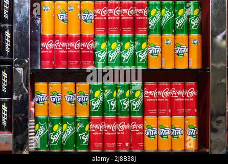 Dhaka, Bangladesch. 14.. Mai 2022. Amerikanische Softdrink-Marken, Coca-Cola, Sprint und Fanta, werden an einem Imbissstand am internationalen Flughafen von Dhaka zum Verkauf angeboten. (Foto von Budrul Chukrut/SOPA Images/Sipa USA) Quelle: SIPA USA/Alamy Live News Stockfoto