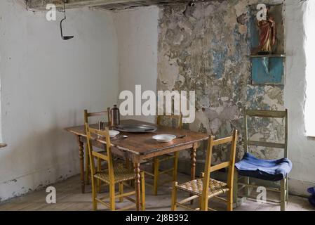 Antiker Esstisch und Stühle in der Küche im alten, um 1730 erregten französischen Stil Maison Drouin, Sainte-Famille, Ile d'Orleans, Quebec, Kanada. Stockfoto