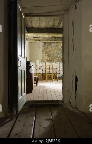 Flur und Tür, die zur Küche führt, im alten, um 1730 erregten Gebäude Maison Drouin, Sainte-Famille, Ile d'Orleans, Quebec, Kanada. Stockfoto