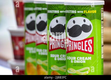 Dhaka, Bangladesch. 14.. Mai 2022. Pringles, eine amerikanische Marke für stapelbare Chips auf Kartoffelbasis, die an einem Imbissstand am internationalen Flughafen von Dhaka verkauft wird. (Foto von Budrul Chukrut/SOPA Images/Sipa USA) Quelle: SIPA USA/Alamy Live News Stockfoto