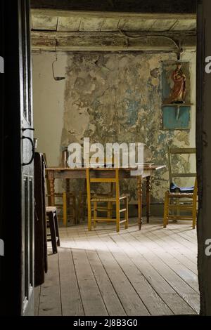 Tür, die zur Küche im alten, um 1730 französischen Regime führt Maison Drouin, Sainte-Famille, Ile d'Orleans, Quebec, Kanada. Stockfoto