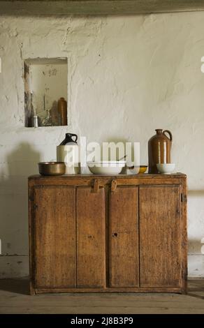 Antiker Küchenschrank in der alten, um 1730 unter französischem Regime eingerichteten Küche Maison Drouin, Sainte-Famille, Ile d'Orleans, Quebec, Kanada. Stockfoto