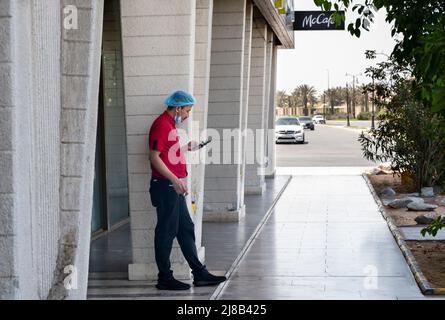 Dschidda, Saudi-Arabien. 9.. Mai 2022. Ein Arbeiter steht vor dem amerikanischen multinationalen Fast-Food-McDonald's-Bestellschalter in Jeddah. (Bild: © Budrul Chukrut/SOPA Images via ZUMA Press Wire) Stockfoto