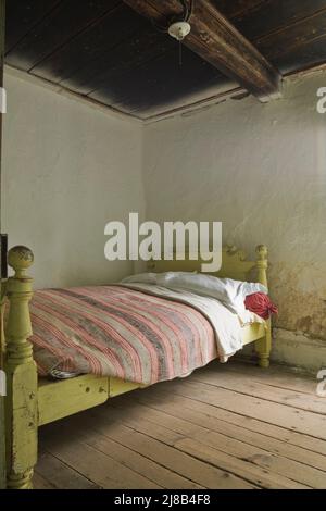 Antikes Einzelbett im Schlafzimmer im alten, um 1730 erregten französischen Stil Maison Drouin, Sainte-Famille, Ile d'Orleans, Quebec, Kanada. Stockfoto