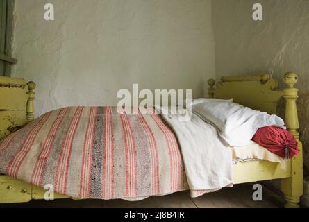 Antikes Einzelbett im Schlafzimmer im alten, um 1730 erregten französischen Stil Maison Drouin, Sainte-Famille, Ile d'Orleans, Quebec, Kanada. Stockfoto