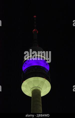 München, Deutschland. 14.. Mai 2022. Der Olympische Turm ist nachts in Blau und Gelb, den Farben der Nationalflagge der Ukraine, beleuchtet. Quelle: Felix Hörhager/dpa/Alamy Live News Stockfoto