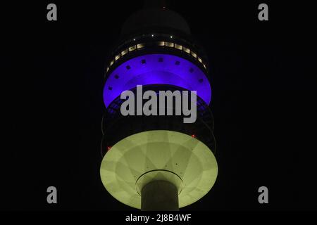 München, Deutschland. 14.. Mai 2022. Der Olympische Turm ist nachts in Blau und Gelb, den Farben der Nationalflagge der Ukraine, beleuchtet. Quelle: Felix Hörhager/dpa/Alamy Live News Stockfoto