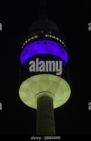 München, Deutschland. 14.. Mai 2022. Der Olympische Turm ist nachts in Blau und Gelb, den Farben der Nationalflagge der Ukraine, beleuchtet. Quelle: Felix Hörhager/dpa/Alamy Live News Stockfoto