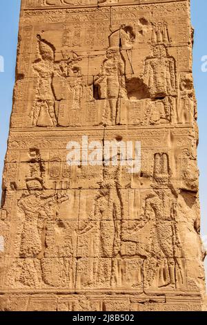 Ein Flachrelief, das die Göttin Hathor und den gott Horus darstellt. Ägypten, Dendera, der alte ägyptische Tempel von Dendera oder Hathor Tempel. Stockfoto