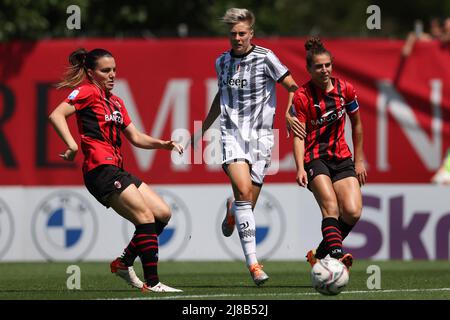 Mailand, Italien, 14.. Mai 2022. Alia Guagni vom AC Mailand spielt den Ball zurück zu ihrer Torhüterin, als Lina Hurtig von Juventus schließt und Teamkollege Valentina Bergamaschi während des Serie A Femminile-Spiels im Centro Sportivo Vismara, Mailand, anschaut. Bildnachweis sollte lauten: Jonathan Moscrop / Sportimage Stockfoto