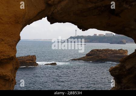 Biarritz Stadt im Golf von Biskaya, Frankreich, Panoramablick auf die Pyrenäen und den Atlantik bei Nacht. Stockfoto