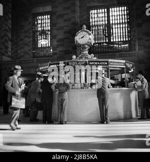 Eine Gruppe von Personen, die sich um den Informationsstand, die Haupthalle, den Grand Central Terminal, New York City, New York, USA, John Collier, Jr., U.S. Office of war Information/USA Farm Security Administration, Oktober 1941 Stockfoto