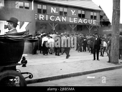 Zuschauer am Eingang zum Hilltop Park, auch bekannt als American League Park, Heimstadion des Baseballteams der New York Highlanders, New York City, New York, USA, Bain News Service, 1912 Stockfoto