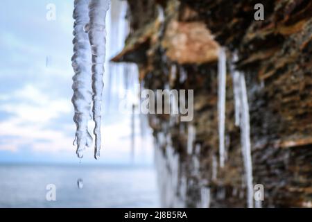 Eiszapfen schmelzen im frühen Frühjahr vor den Klippen der Lake Erie Küste. Stockfoto