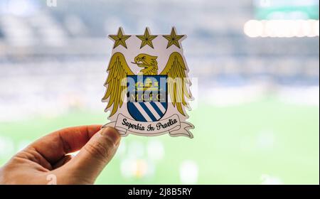 30. August 2021, Manchester, Großbritannien. Das Emblem des Fußballvereins Manchester City auf dem Hintergrund eines modernen Stadions. Stockfoto