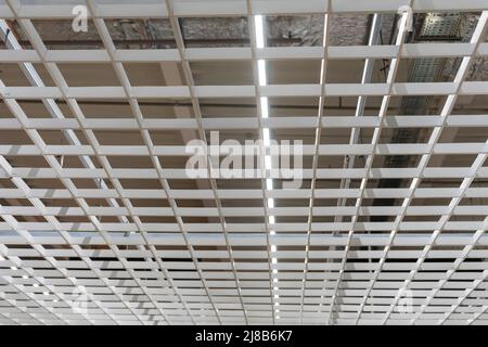Abgehängte moderne Decke im Büro. Bürodecke im Loft-Stil. Stockfoto