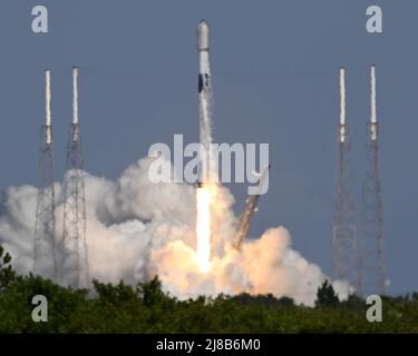 Florida, USA. 14. Mai 2022. Weniger als vierundzwanzig Stunden nach einer erfolgreichen Mission der Vandenberg Air Force Base in Kalifornien startet SpaceX am Samstag, den 14. Mai 2022, um 4:40 Uhr vom Complex 40 auf der Cape Canaveral Space Force Station, Florida, einen weiteren Satz Starlink-Satelliten. SpaceX führt weiterhin durchschnittlich einen Start pro Woche durch, um sowohl seine eigenen als auch andere Satellitenanbieter zu unterstützen. Foto von Joe Marino/UPI Credit: UPI/Alamy Live News Stockfoto