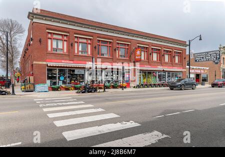 Lacombe, Alberta, Kanada – 13. Mai 2022: Straßenbild des historischen Stadtteils mit dem Home Hardware Store Stockfoto