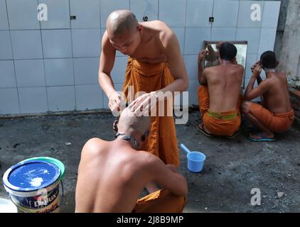 Batu City, Ost-Java, Indonesien. 14.. Mai 2022. Samaneras (Schüler von Mönchen) führen die Tradition der Haarrasur am Uposatha-Tag (buddhistischer Kalender) vor der Feier des Vesak-Tages in Vihara Dhammadipa Arama durch. Buddhisten feiern am Montag den Vesak-Tag 2566 BE/2022, einen glückverheißenden Tag, der an die Geburt, die Erleuchtung des Nirvana und den Tod von Gautama Buddha erinnert, dessen Lehren die buddhistische Religion bilden. (Bild: © Aman Rochman/ZUMA Press Wire Service) Stockfoto