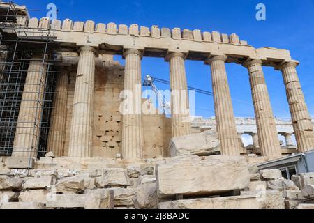 Blick auf den Athen Parthnon, der rekonstruiert wird, mit nummerierten und auf Holzständern im Vordergrund und einem hohen Kran und sehr blauem motiv aufgesetzten Stücken Stockfoto