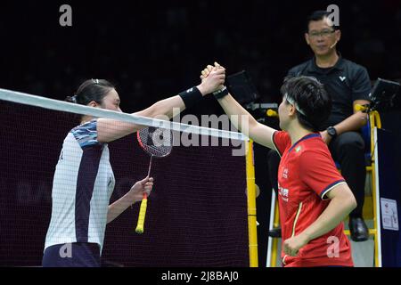 Bangkok, Thailand. 14.. Mai 2022. HE Bingjiao aus China begrüßt Kim Gaeun aus Südkorea nach ihrem Einzelspiel während des Finalspiels beim Uber Cup Badmintonturnier in Bangkok, Thailand, am 14. Mai 2022. Quelle: Rachen Sageamsak/Xinhua/Alamy Live News Stockfoto