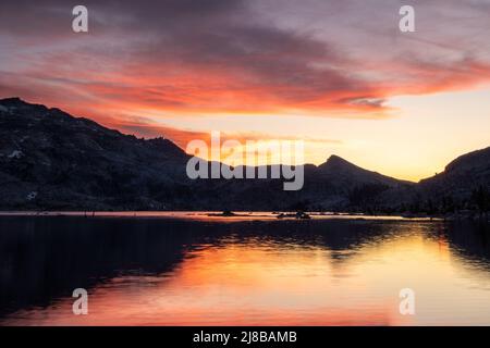 Das Ende des Sonnenuntergangs über dem Lake Aloha in CA Stockfoto