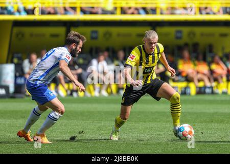 Dortmund, Deutschland. 14.. Mai 2022. Der Dortmunder Erling Haaland (R) steht mit Lucas Tousart von Hertha BSC während des Bundesliga-Fußballspiels zwischen Borussia Dortmund und Hertha BSC am 14. Mai 2022 in Dortmund auf dem Spiel. Quelle: Joachim Bywaletz/Xinhua/Alamy Live News Stockfoto