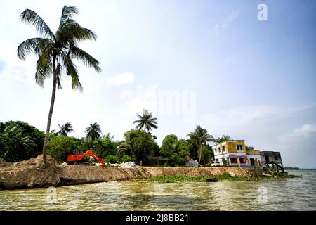 Hooghly, Indien. 14.. Mai 2022. Extreme Bodenerosion am Ufer des Ganges in der Nähe von Hooghly, etwa 100km weit von der Stadt Kalkutta entfernt. Ein Haus, das aufgrund der Bodenerosion in einer sehr gefährlichen Situation gesehen wurde und die Familie, die darin lebte, wurde von den lokalen Behörden gebeten, es zu evakuieren. Das Flussufer von Hooghly ist aufgrund seiner Topographie und geografischen Lage sehr anfällig für Klima- und wetterbedingte Gefahren. Kredit: SOPA Images Limited/Alamy Live Nachrichten Stockfoto