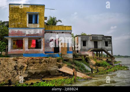 Hooghly, Indien. 14.. Mai 2022. Extreme Bodenerosion am Ufer des Ganges in der Nähe von Hooghly, etwa 100km weit von der Stadt Kalkutta entfernt. Ein Haus, das aufgrund der Bodenerosion in einer sehr gefährlichen Situation gesehen wurde und die Familie, die darin lebte, wurde von den lokalen Behörden gebeten, es zu evakuieren. Das Flussufer von Hooghly ist aufgrund seiner Topographie und geografischen Lage sehr anfällig für Klima- und wetterbedingte Gefahren. Kredit: SOPA Images Limited/Alamy Live Nachrichten Stockfoto