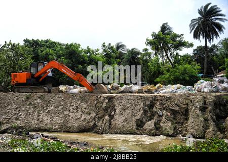 Hooghly, Indien. 14.. Mai 2022. Eine JCB-Maschine (Joseph Cyril Bamford) wurde aufgrund von Bodenerosion am Ufer des Ganges eingesetzt. Extreme Bodenerosion am Ufer des Ganges in der Nähe von Hooghly, etwa 100km weit von der Stadt Kalkutta entfernt. Das Flussufer von Hooghly ist aufgrund seiner Topographie und geografischen Lage sehr anfällig für Klima- und wetterbedingte Gefahren. Kredit: SOPA Images Limited/Alamy Live Nachrichten Stockfoto