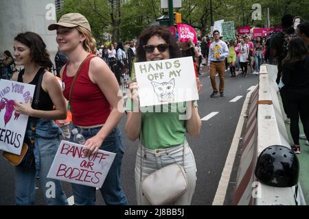 New York, New York, USA. 14.. Mai 2022. Die Demonstranten gehen während eines wahlkampfes und einer Kundgebung für das Leben in New York auf die Straße. Einige Gruppen marschierten vom Foley Square über die Brooklyn Bridge, während eine andere Gruppe von Brooklyn über die Brücke zum Foley Square in Manhattan marschierte. Abtreibungsproteste fanden in den Vereinigten Staaten statt. (Bild: © Brian Branch Price/ZUMA Press Wire) Stockfoto