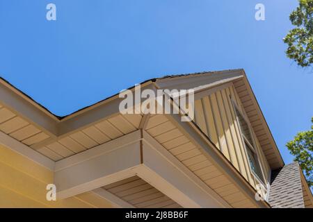 Luftaufnahme der Asphaltschindeln Dachkonstruktion Abdichtung für neues Haus in überdachten Eckdach Schindeln Stockfoto