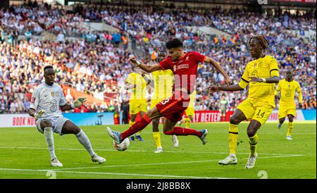 London, Großbritannien. 15.. Mai 2022. Liverpools Luis Diaz (2. R) schießt während des FA Cup Finales zwischen Chelsea und Liverpool im Wembley Stadium in London, Großbritannien, am 14. Mai 2022. Liverpool gewann 6-5 auf Strafen nach einem torlosen Unentschieden. Quelle: Xinhua/Alamy Live News Stockfoto