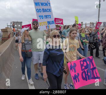 NEW YORK, NY – 14. Mai 2022: Demonstranten, die Abtreibungsrechte ausüben, marschieren während einer Demonstration über die Brooklyn Bridge. Stockfoto