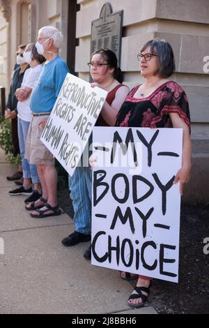 BLOOMINGTON, INDIANA, VEREINIGTE STAATEN - 2022/05/09: Aktivisten versammeln sich für ein „auf die Straße gehen – verteidigt Roe!“ Kundgebung und marsch, die von der Partei für Sozialismus und Befreiung am Montag, dem 9. Mai 2022 in Bloomington, Ind., organisiert wurde. In einem durchgesickerten ersten Entwurf einer Mehrheitsmeinung, der von Politico eingeholt und vom Obersten Richter John Roberts bestätigt wurde, Der Richter am Obersten Gerichtshof, Samuel Alito, schrieb, dass die Fälle Roe v. Wade und Planned Parenthood of Southeastern Pennsylvania v. Casey umgestolzen werden sollten, was den Schutz der Abtreibungsrechte im ganzen Land beenden würde. (Foto von Jeremy Hogan/The Bloomingtonia Stockfoto