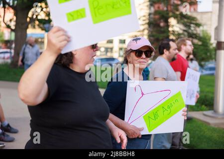 BLOOMINGTON, INDIANA, VEREINIGTE STAATEN - 2022/05/09: Aktivisten versammeln sich für ein „auf die Straße gehen – verteidigt Roe!“ Kundgebung und marsch, die von der Partei für Sozialismus und Befreiung am Montag, dem 9. Mai 2022 in Bloomington, Ind., organisiert wurde. In einem durchgesickerten ersten Entwurf einer Mehrheitsmeinung, der von Politico eingeholt und vom Obersten Richter John Roberts bestätigt wurde, Der Richter am Obersten Gerichtshof, Samuel Alito, schrieb, dass die Fälle Roe v. Wade und Planned Parenthood of Southeastern Pennsylvania v. Casey umgestolzen werden sollten, was den Schutz der Abtreibungsrechte im ganzen Land beenden würde. (Foto von Jeremy Hogan/The Bloomingtonia Stockfoto