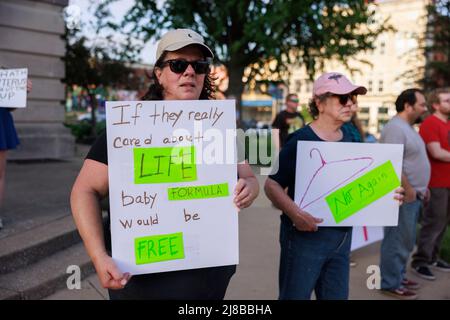 BLOOMINGTON, INDIANA, VEREINIGTE STAATEN - 2022/05/09: Aktivisten versammeln sich für ein „auf die Straße gehen – verteidigt Roe!“ Kundgebung und marsch, die von der Partei für Sozialismus und Befreiung am Montag, dem 9. Mai 2022 in Bloomington, Ind., organisiert wurde. In einem durchgesickerten ersten Entwurf einer Mehrheitsmeinung, der von Politico eingeholt und vom Obersten Richter John Roberts bestätigt wurde, Der Richter am Obersten Gerichtshof, Samuel Alito, schrieb, dass die Fälle Roe v. Wade und Planned Parenthood of Southeastern Pennsylvania v. Casey umgestolzen werden sollten, was den Schutz der Abtreibungsrechte im ganzen Land beenden würde. (Foto von Jeremy Hogan/The Bloomingtonia Stockfoto