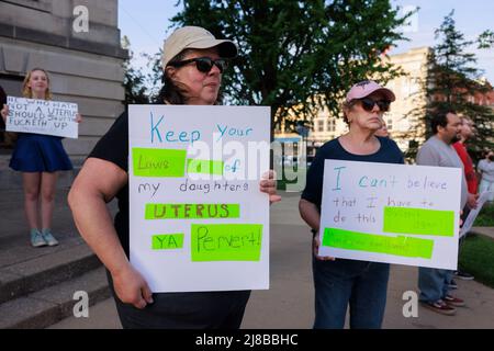 BLOOMINGTON, INDIANA, VEREINIGTE STAATEN - 2022/05/09: Aktivisten versammeln sich für ein „auf die Straße gehen – verteidigt Roe!“ Kundgebung und marsch, die von der Partei für Sozialismus und Befreiung am Montag, dem 9. Mai 2022 in Bloomington, Ind., organisiert wurde. In einem durchgesickerten ersten Entwurf einer Mehrheitsmeinung, der von Politico eingeholt und vom Obersten Richter John Roberts bestätigt wurde, Der Richter am Obersten Gerichtshof, Samuel Alito, schrieb, dass die Fälle Roe v. Wade und Planned Parenthood of Southeastern Pennsylvania v. Casey umgestolzen werden sollten, was den Schutz der Abtreibungsrechte im ganzen Land beenden würde. (Foto von Jeremy Hogan/The Bloomingtonia Stockfoto