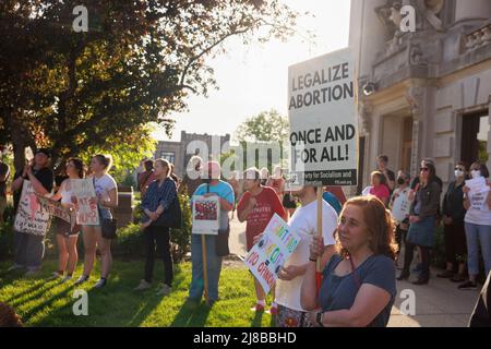 BLOOMINGTON, INDIANA, VEREINIGTE STAATEN - 2022/05/09: Aktivisten versammeln sich für ein „auf die Straße gehen – verteidigt Roe!“ Kundgebung und marsch, die von der Partei für Sozialismus und Befreiung am Montag, dem 9. Mai 2022 in Bloomington, Ind., organisiert wurde. In einem durchgesickerten ersten Entwurf einer Mehrheitsmeinung, der von Politico eingeholt und vom Obersten Richter John Roberts bestätigt wurde, Der Richter am Obersten Gerichtshof, Samuel Alito, schrieb, dass die Fälle Roe v. Wade und Planned Parenthood of Southeastern Pennsylvania v. Casey umgestolzen werden sollten, was den Schutz der Abtreibungsrechte im ganzen Land beenden würde. (Foto von Jeremy Hogan/The Bloomingtonia Stockfoto