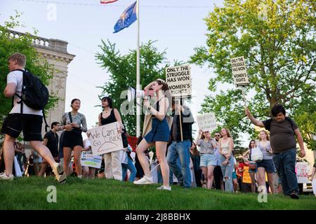 BLOOMINGTON, INDIANA, VEREINIGTE STAATEN - 2022/05/09: Aktivisten versammeln sich für ein „auf die Straße gehen – verteidigt Roe!“ Kundgebung und marsch, die von der Partei für Sozialismus und Befreiung am Montag, dem 9. Mai 2022 in Bloomington, Ind., organisiert wurde. In einem durchgesickerten ersten Entwurf einer Mehrheitsmeinung, der von Politico eingeholt und vom Obersten Richter John Roberts bestätigt wurde, Der Richter am Obersten Gerichtshof, Samuel Alito, schrieb, dass die Fälle Roe v. Wade und Planned Parenthood of Southeastern Pennsylvania v. Casey umgestolzen werden sollten, was den Schutz der Abtreibungsrechte im ganzen Land beenden würde. (Foto von Jeremy Hogan/The Bloomingtonia Stockfoto